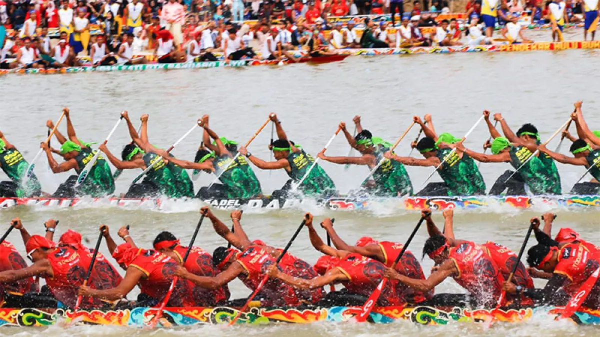 Even pacu jalur tradisional akan kembali dihelat pada 19-23 Agustus 2026 di Tepian Narosa Teluk Kuantan. (Foto dok RIAUPOS.CO)