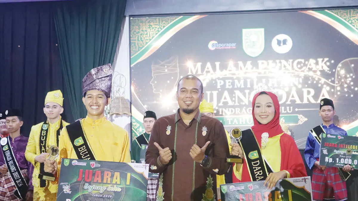 FOTO BERSAMA: Bupati Inhu Ade Agus Hartanto foto bersama dengan Bujang Dara 2026 pada malam puncak pemilihan Bujang Dara Kabupaten Inhu, Sabtu (8/8/2026). (Diskominfotik Inhu)