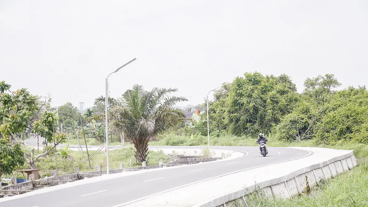 JALAN MULUS: Pengendara melintas di Jalan Unggas ujung yang sudah mulus usai diperbaiki. Foto diambil Selasa (4/8/2026). Sejak Januari 2026, Pemko Pekanbaru sudah memperbaiki jalan rusak sepanjang lebih dari 23 kilometer dari target 42 kilometer. (MHD AKHWAN/RIAU POS)