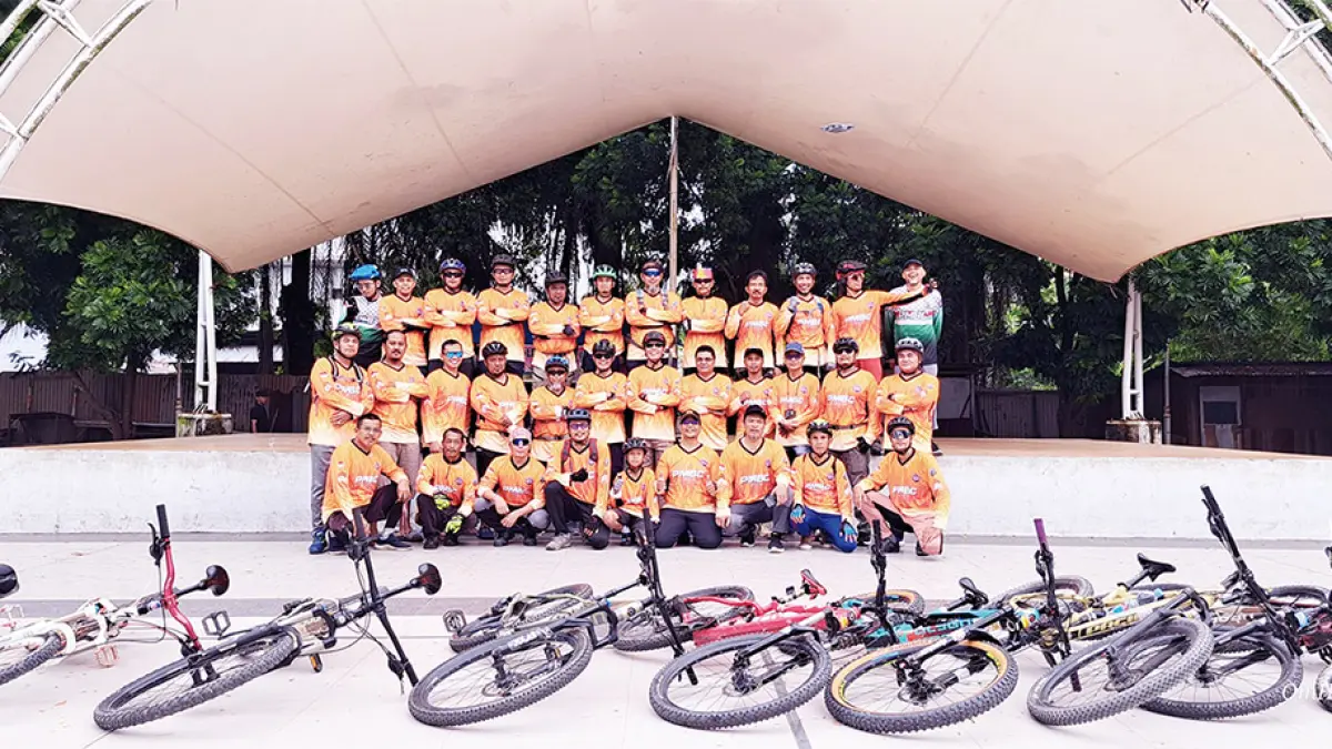 GOWES: Anggota Komunitas Sepeda Mountain Bike Club (PMBC) Perawang saat melakukan Gowes, beberapa waktu lalu. (PMBC Perawang untuk Riau Pos)