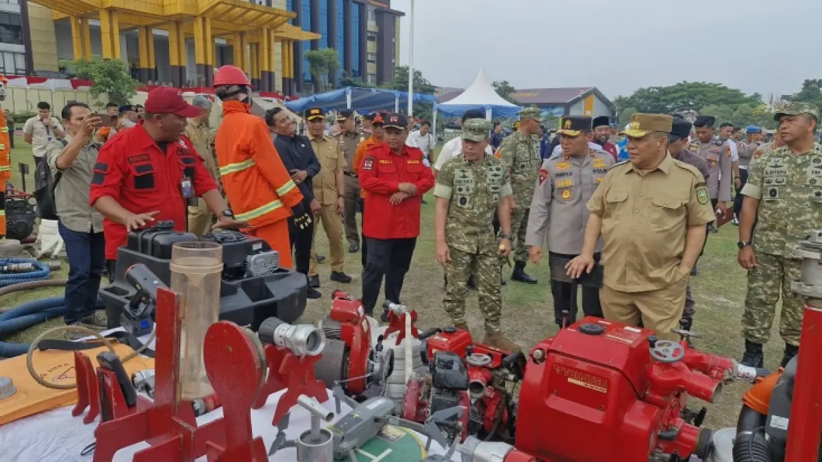 Plt Gubri SF Haryanto, Kapolda Riau Irjen Pol Herry Heryawan, Pangdam XIX/Tuanku Tambusai Mayjen TNI Dr. Agus Hadi Waluyo dan jajaran Forkopimda Riau melakukan pengecekan peralatan RAPP saat apel kesiapsiagaan karhutla di Mapolda Riau, Senin (10/8/2026). (ISTIMEWA)