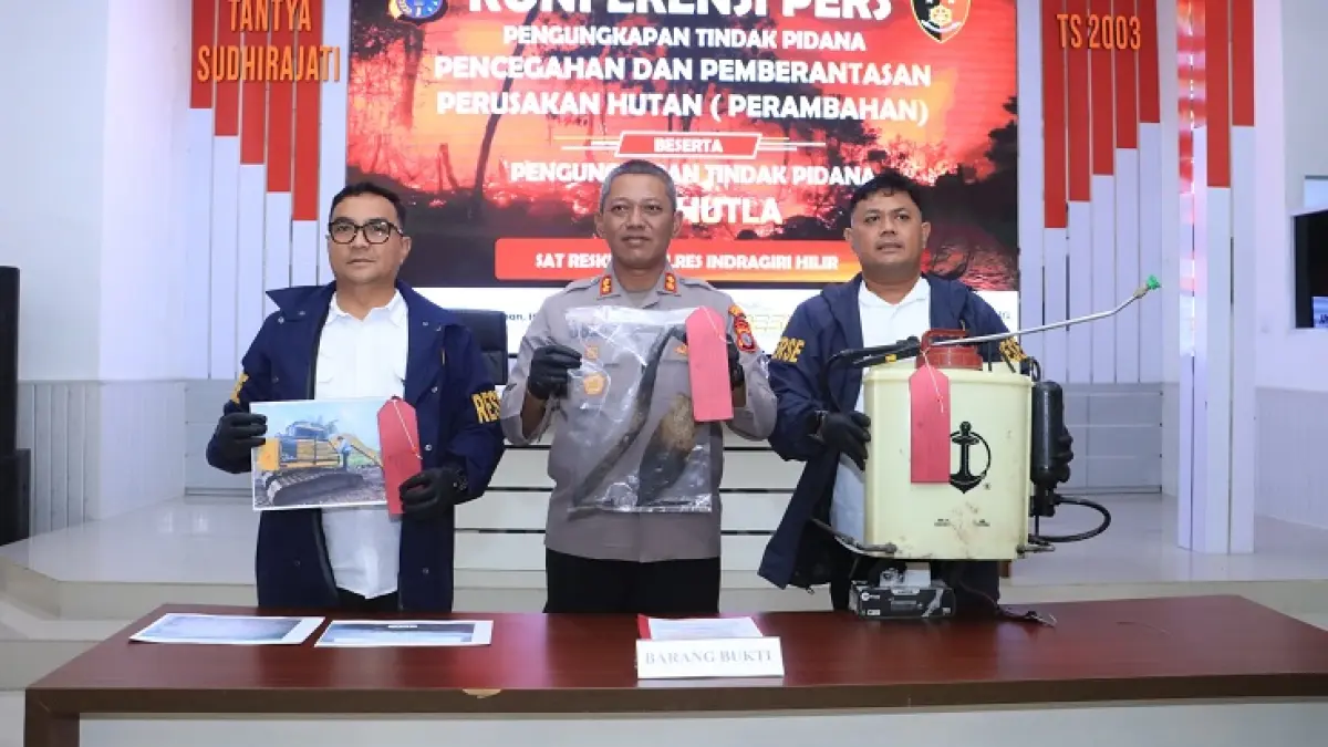 Kapolres Inhil AKBP Donny Eko Listianto bersama jajaran menunjukkan barang bukti hasil pengungkapan kasus perambahan kawasan hutan dan pembakaran lahan dalam konferensi pers di Mapolres Inhil, Senin (10/8/2026). (Istimewa)