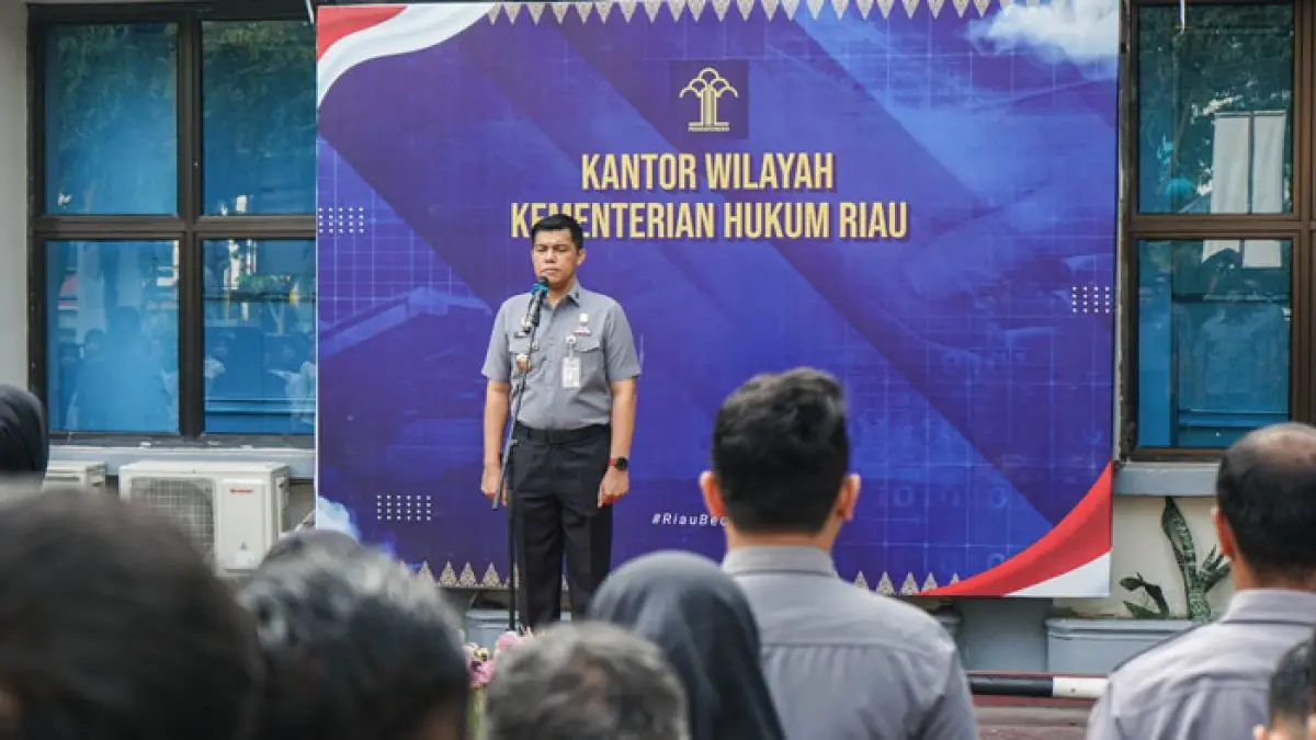 Kepala Kanwil Kemenkum Riau Rudy Hendra Pakpahan memberikan amanat pada Apel, Senin (10/8/2026). (Humas Kanwil Kemenkum Riau untuk Riaupos.co)