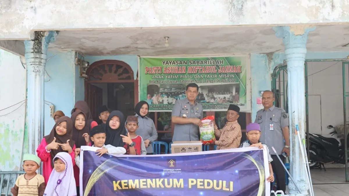 Kepala Kanwil Kemenkum Riau Rudy Hendra Pakpahan menyerahkan bansos saat menyambangi Panti Asuhan Miftahussalam pada Senin (10/8/2026). (Humas Kanwil Kemenkum Riau)