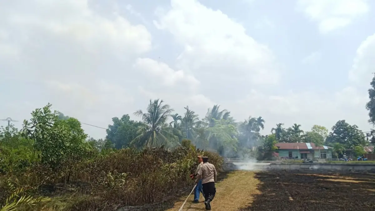 Lokasi kejadian kebakaran melanda lahan gambut seluas kurang lebih satu hektare di lapangan depan Stadion Mahmud Jalal, Jalan Pramuka, Desa Banglas, Kecamatan Tebing Tinggi, Kabupaten Kepulauan Meranti, akhir pekan lalu (8/8/2026). (Istimewa)