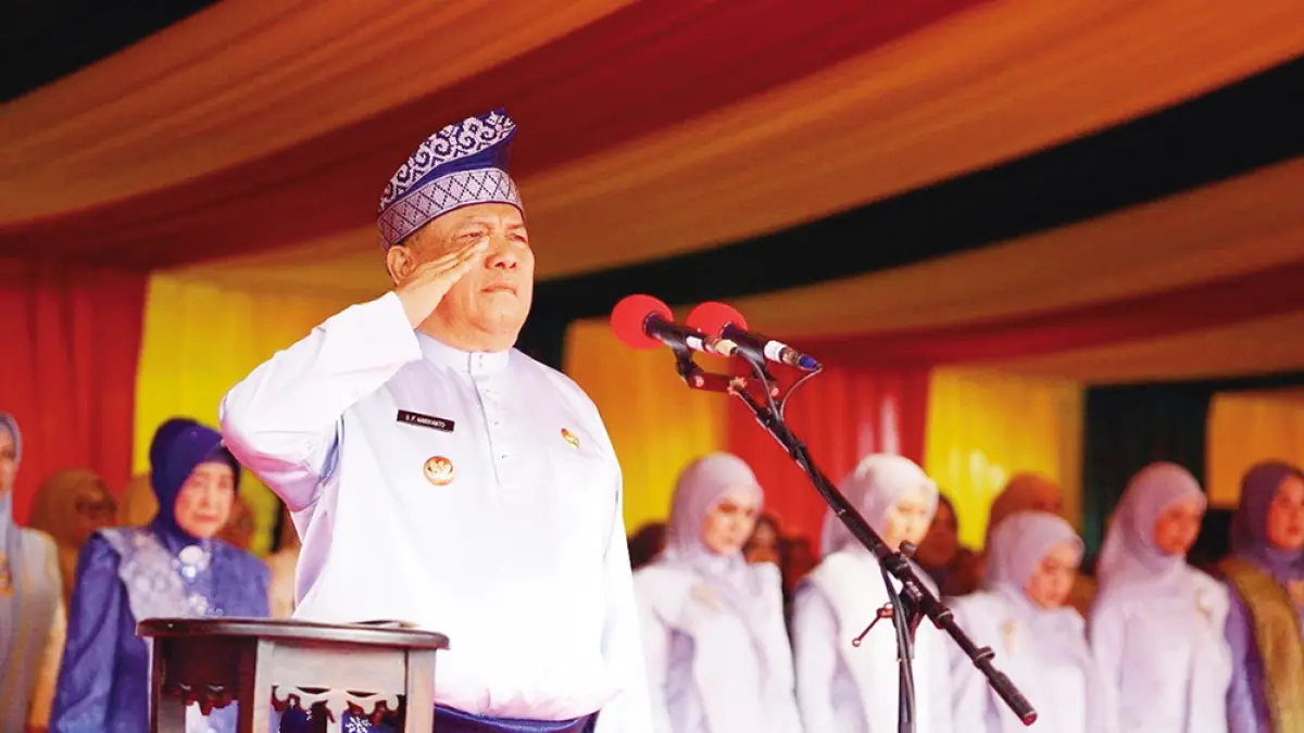 Pelaksana Tugas Gubernur Riau SF Hariyanto saat bertindak sebagai pembina upacara pada apel peringatan Hari Jadi ke-69 Provinsi Riau di Halaman Kantor Gubernur Riau, Ahad (9/8/2026). (MHD AKHWAN/RIAUPOS)
