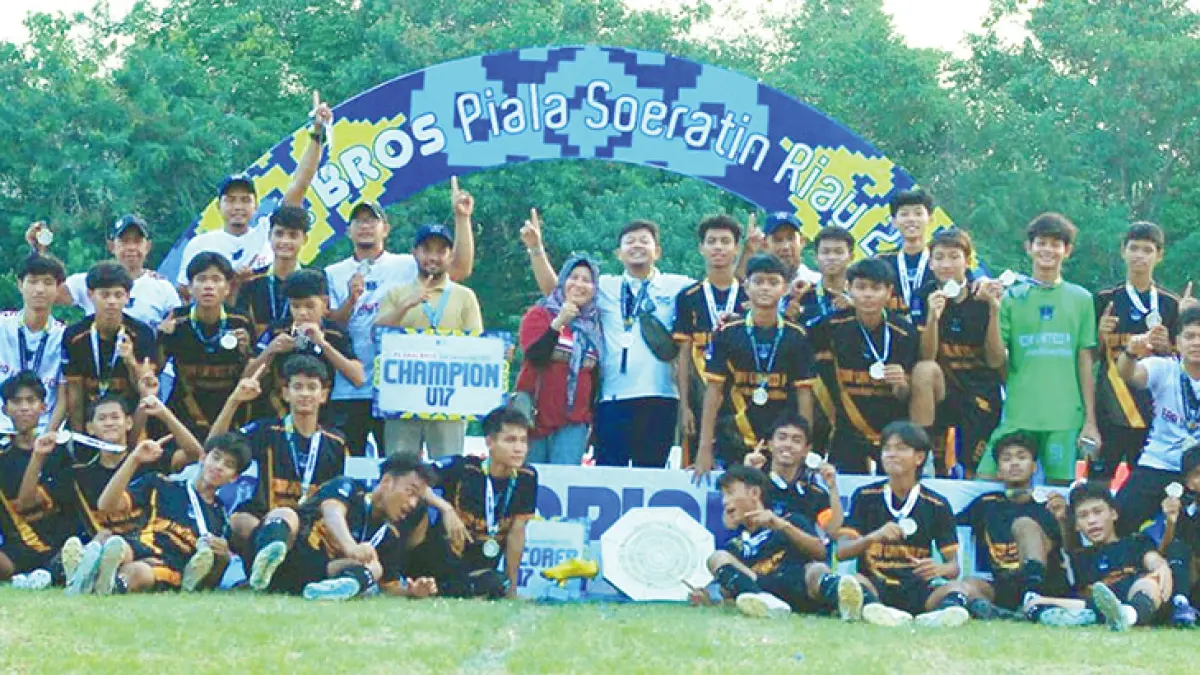 Pemain, pelatih, dan ofisial EBR FC melakukan selebrasi usai penyerahan hadiah juara Piala Soeratin U-17 di Stadion Batu Canai Indragiri Hulu, Sabtu (8/8/2026). (PSSI Riau untuk Riau pos) 
