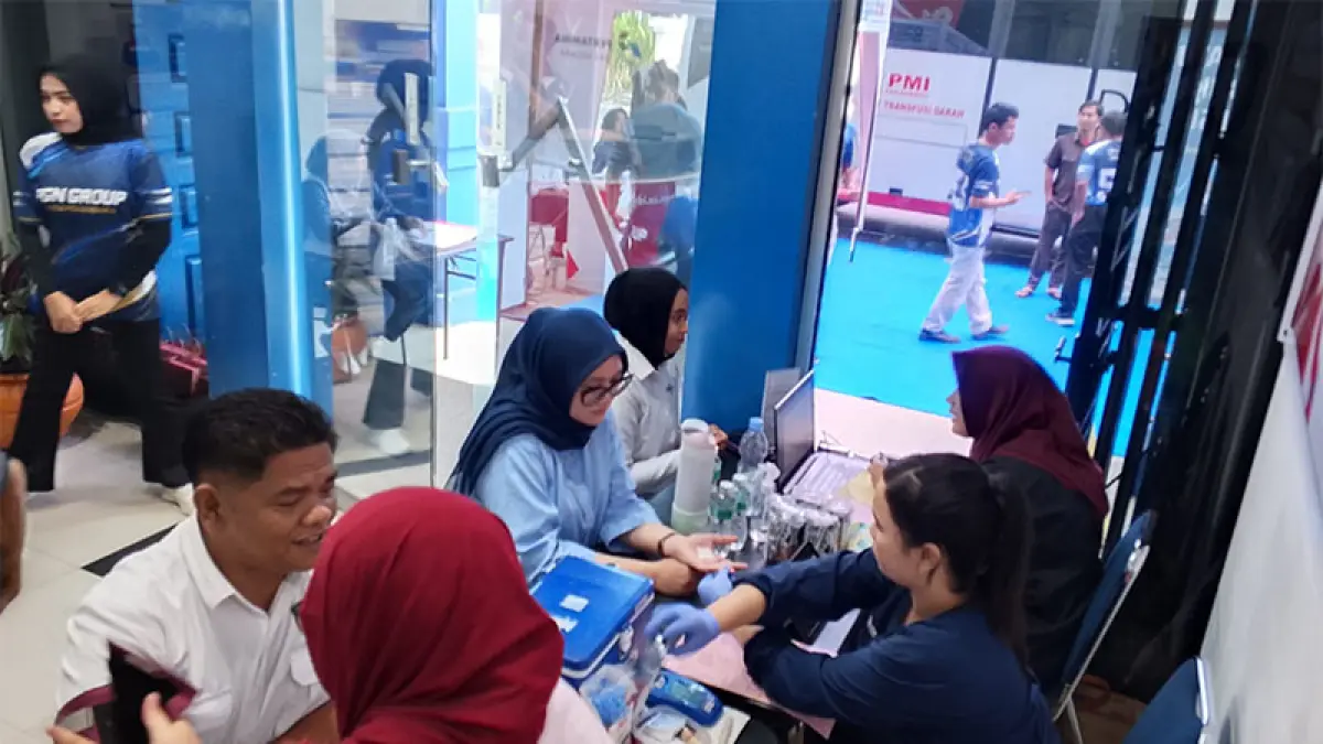 Petugas Palang Merah Indonesia Kota Pekanbaru melakukan pemeriksaan terhadap calon peserta donor darah, Senin (10/8/2026). (Ft Humas PGN)