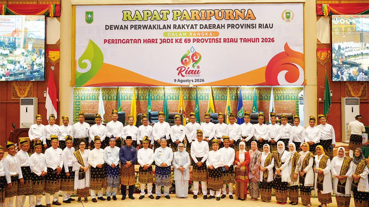 PLT GUBRI SF HARIYANTO FOTO BERSAMA PIMPINAN DAN ANGGOTA DPRD RIAU