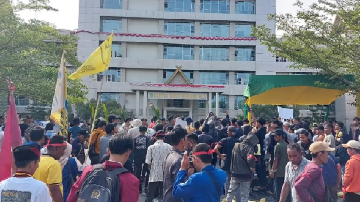 Ratusan mahasiswa dan petani yang tergabung dalam Aliansi Mahasiswa Bersama Rakyat menggelar aksi mendesak pemerintah memperjuangkan harga kelapa di Kantor Bupati Inhil, Senin (10/8/2026). (Istimewa)