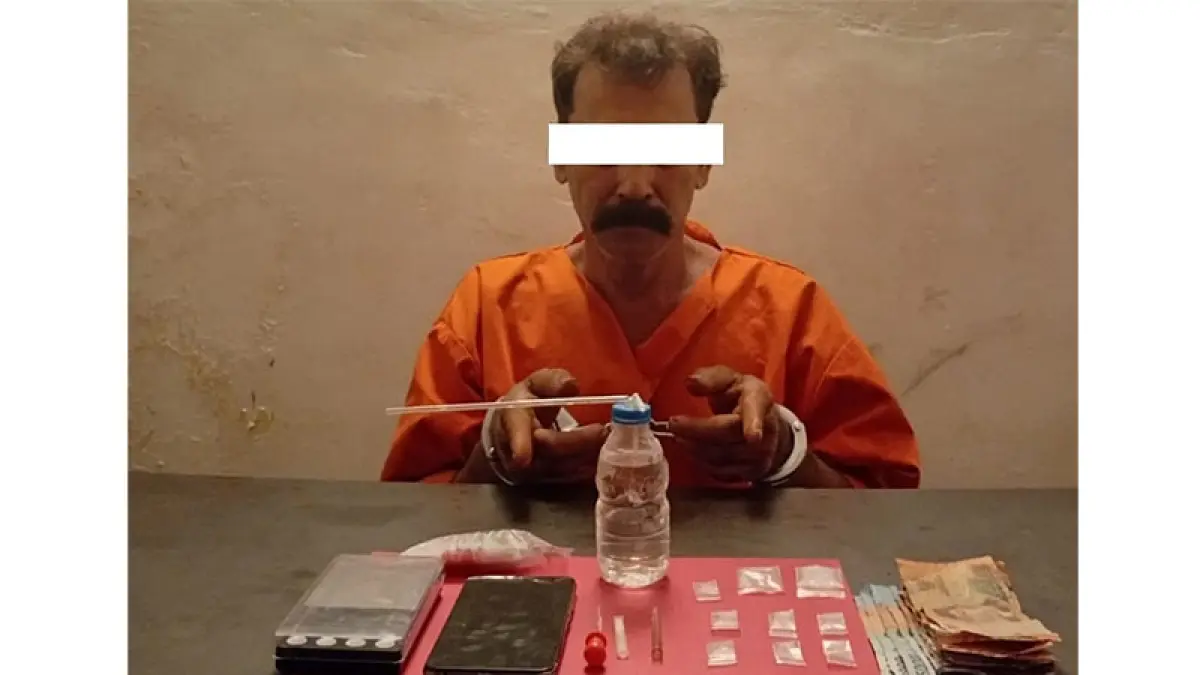 Tersangka bersama barang bukti 9 paket sabu diamankan di Mapolsek Pinggir, Ahad (9/8/2026). (Istimewa)