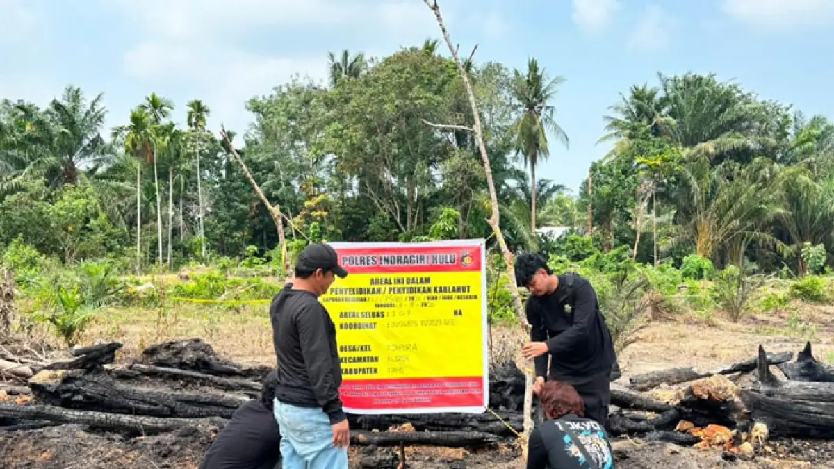 Tim Polsek Lirik memasang spanduk tentang arel tersebut sedang dalam penyelidikan Karhutla, Sabtu (8/8/2026). (Humas Polres Inhu untuk Riaupos.co)