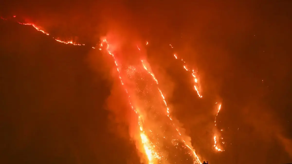 Api tampak membara di Bukit Dingklik dan Penanjakan Taman Nasional Bromo Tengger Semeru yang masuk Desa Wonokitri, Kecamatan Tosari, Kabupaten Pasuruan. Foto diambil dari kawasan Cemoro Lawang, Desa Ngadisari, Kecamatan Sukapura, Kabupaten Probolinggo, Jawa Timur, Ahad (9/8/2026). (JPG)