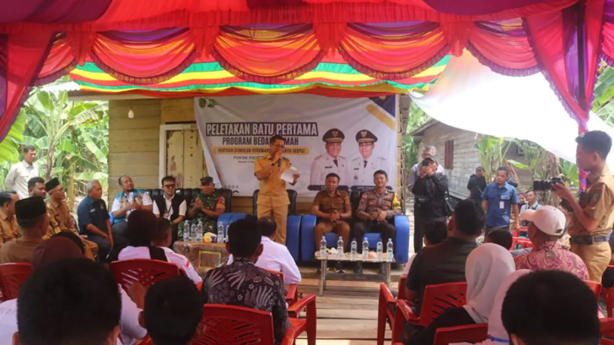 Wabup Rohil Jhony Charles pada simbolik dimulainya kegiatan rehab rumah di wilayah pesisir Rohil yakni di Serusa, Bangko, Senin (10/8/2026). (Zulfadhli/Riaupos.co)