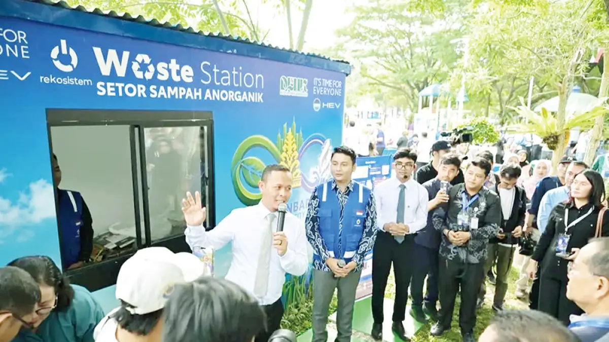 Wali Kota Pekanbaru Agung Nugroho didampingi Wakil Wali Kota Pekanbaru Markarius Anwar membawa delegasi IMT-GT GCMC ke RTH Putri Kaca Mayang menjelaskan tentang Waste Station, Rabu (5/8/2026). 