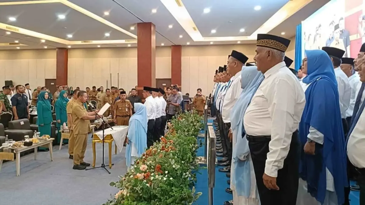 Wali Kota Pekanbaru Agung Nugroho mengukuhkan Ketua RT dan RW di Kecamatan Limapuluh. (Dokpim Pekanbaru)