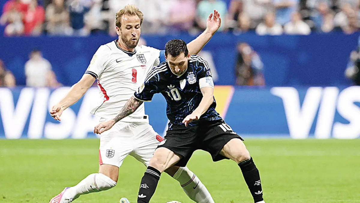 Penyerang Inggris Harry Kane (kiri) dan penyerang Argentina Lionel Messi  (kanan) berebut bola dalam pertandingan semifinal Piala Dunia 2026 di Stadion Atlanta, Atlanta, belum lama ini. Harry Kane diklaim sepakat memperpanjang kontrak dengan Bayern Munchen hingga 2029. (ROBERTO SCHMIDT/AFP)
