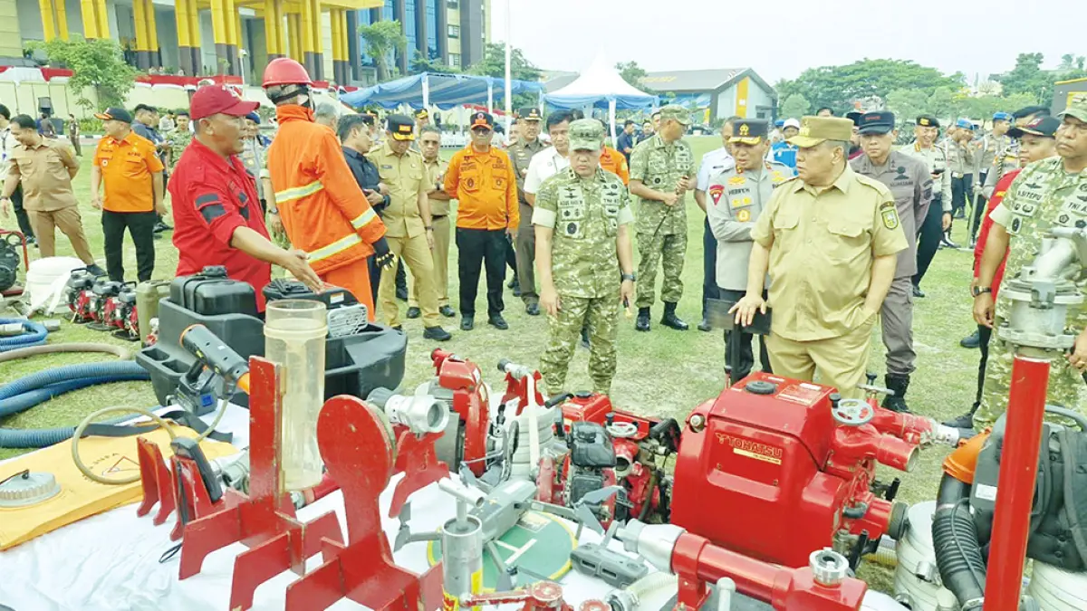 Pelaksana Tugas Gubernur Riau SF Hariyanto, Kapolda Riau Irjen Pol Herry Heryawan, Pangdam XIX/Tuanku Tambusai Mayjen TNI Dr Agus Hadi Waluyo, dan jajaran Forkopimda Riau melakukan pengecekan peralatan RAPP saat apel kesiapsiagaan karhutla di Mapolda Riau, Senin (10/8/2026). (ISTIMEWA)