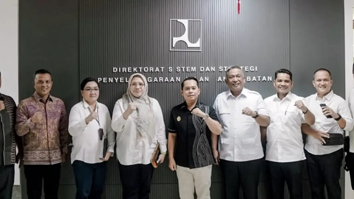 Bupati Rohul Anton bersama Bupati Padang Lawas Putra Mahkota Alam Hasibuan (tengah) foto bersama dengan Direktur Sistem dan Strategi Penyelenggaraan Jalan dan Jembatan Erna Wijayanti untuk pertemuan di Ditjen Bina Marga Kementerian PU, Selasa (11/8/2026). (Prokopim Setda Rohul untuk Riaupos.co)