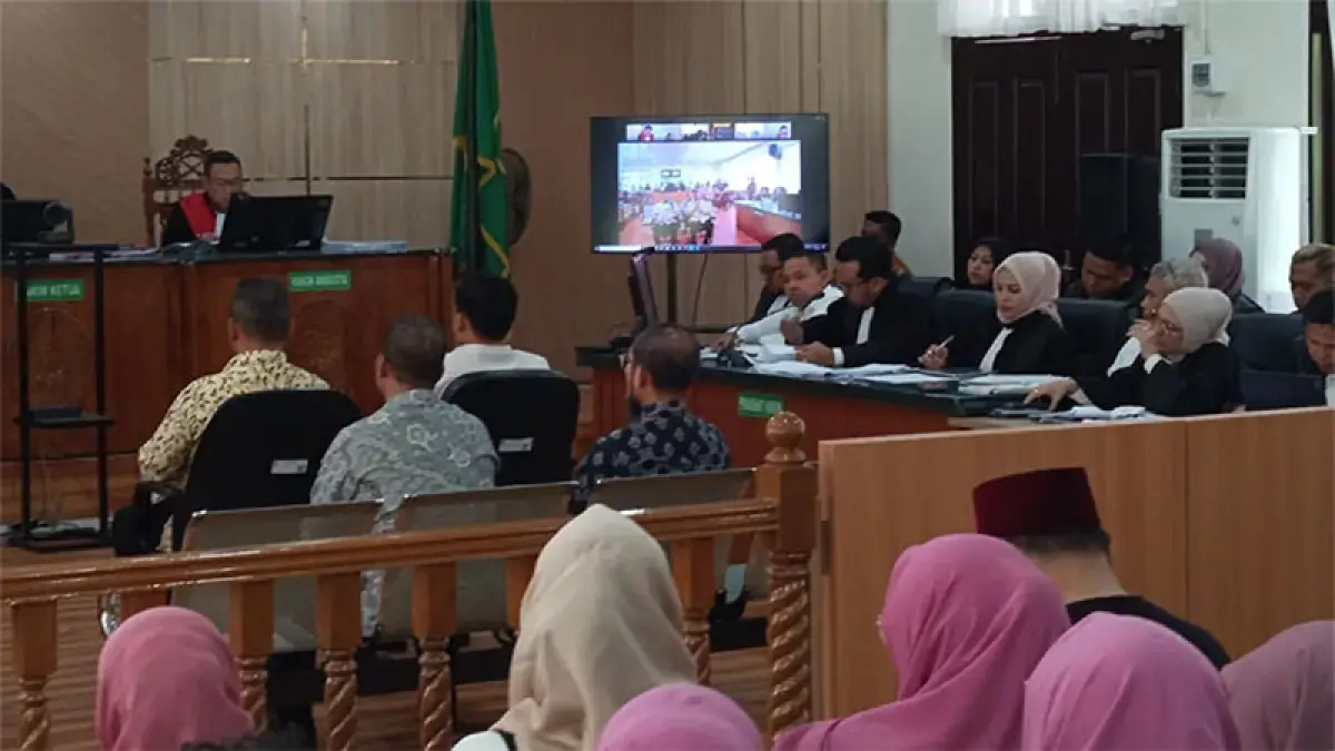 Abdul Wahid saat mendengarkan keterangan saksi terkait perkara yang dihadapinya di PN Pekanbaru, belum lama ini. (Dok Riaupos.co)