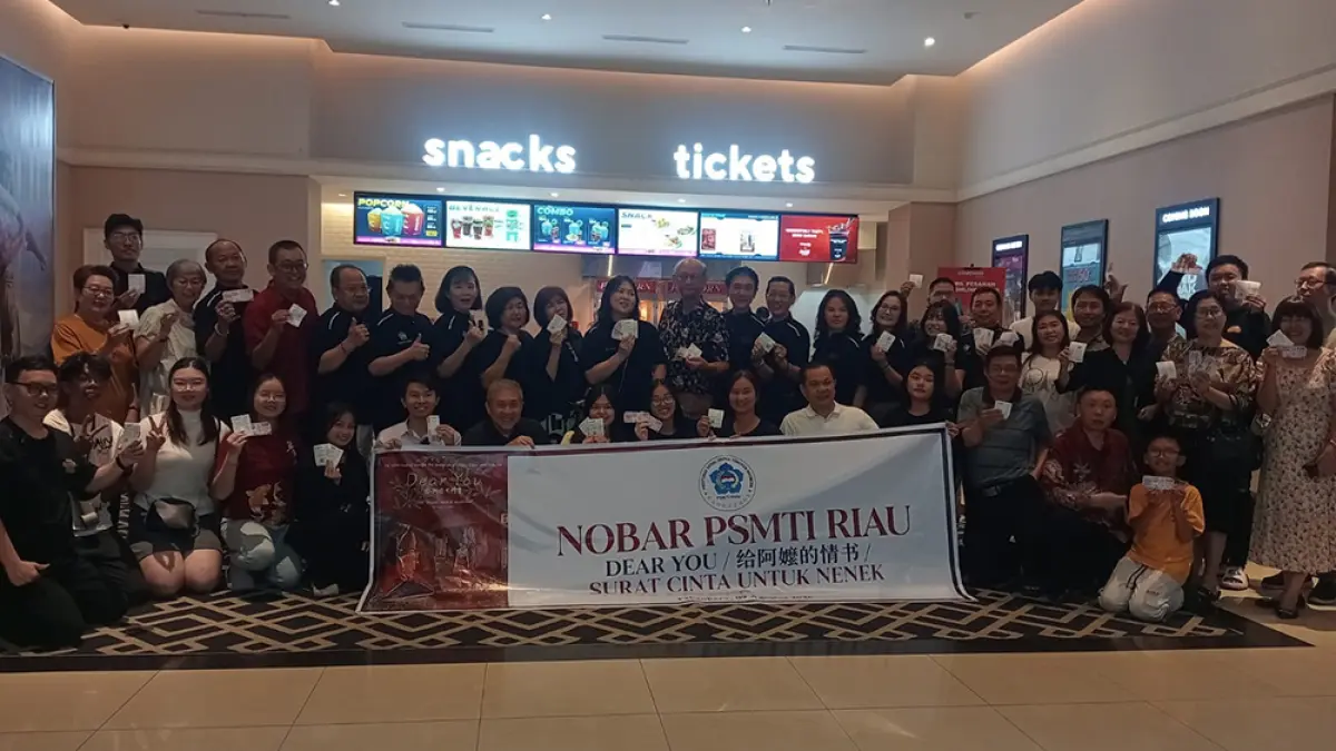 FOTO BERSAMA: Ketua PSMTI Riau Lindawati (tengah) bersama seluruh jajaran pengurus dan anggota PSMTI Riau foto bersama saat melakukan kegiatan nobar film Dear You A Love Letter to Grandma di Cinepolis Mal Pekanbaru, Senin (10/8/2026).(Prapti Dwi Lestari/riau pos )
