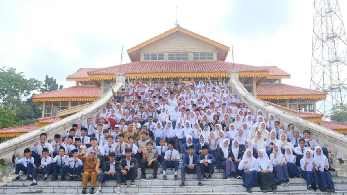 Bupati Afni, Kadisbudparpora Syafrizal, Kadisdik Romy Lesmana Dermawan, Ketua Komisi II DPRD Siak Sujarwo foto bersama pelajar di depan gedung Museum Balairung Sri yang juga bernama Balai Kerapatan Tinggi, Senin (10/8/2026). (Istimewa)