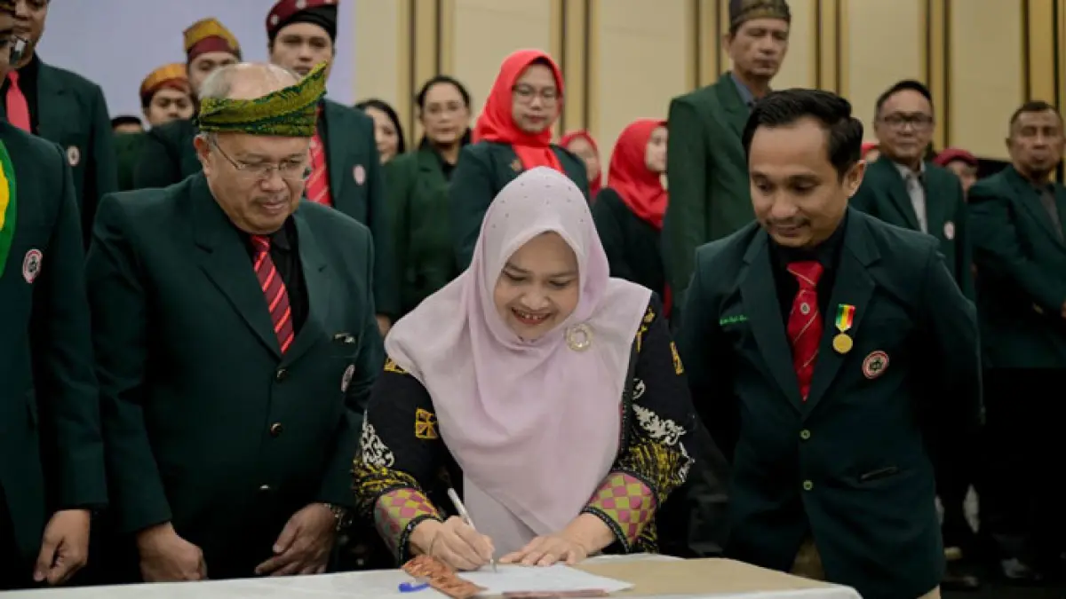 Bupati Bengkalis Kasmarni meneken berita acara pelantikan pengurus IDI Cabang Bengkalis di Hotel Amadei Duri, Kecamatan Mandau, Senin (10/8/2026). (Istimewa)