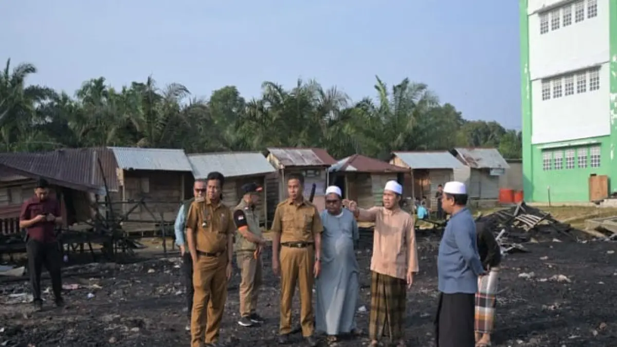Bupati Kampar Ahmad Yuzar meninjau langsung Pondok Pesantren (Ponpes) Syekh Burhanuddin di Desa Kuntu, Kecamatan Kampar Kiri  yang melahap 290 unit asrama santri pada Senin malam (10/8/2026). (Diskominfo Kampar untuk Riaupos.co)