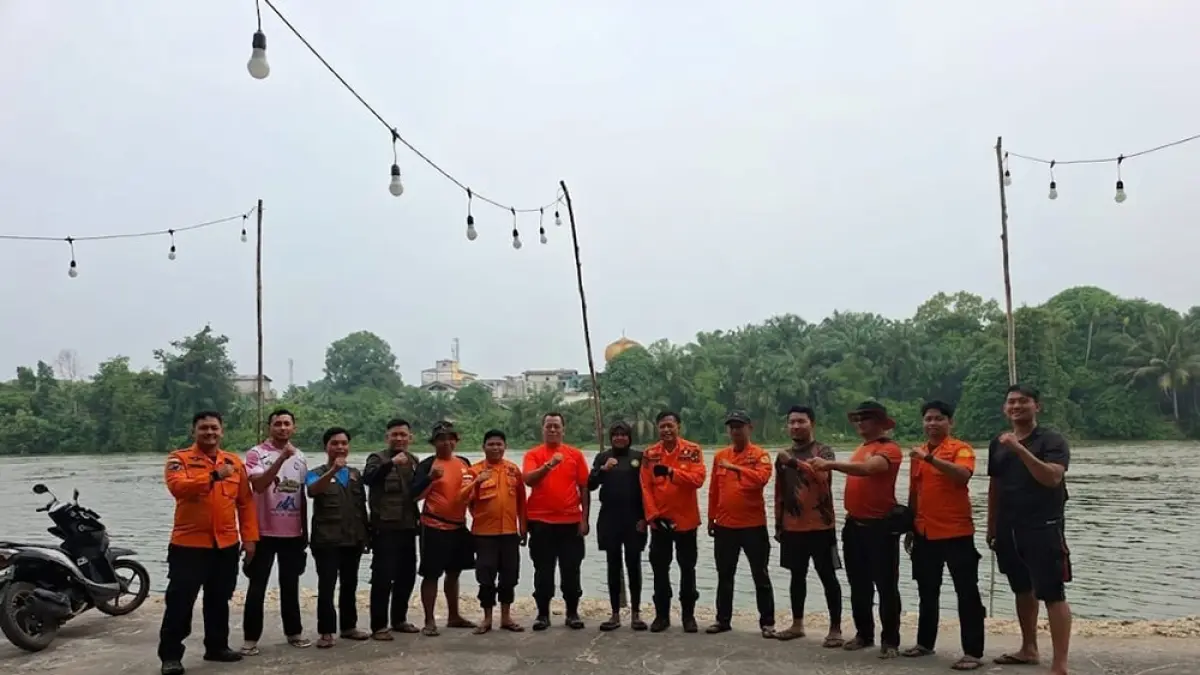 FOTO BERSAMA: Tim gabungan pencarian korban tenggelam di Sungai Kampar foto bersama di tepi sungai, Senin (10/8/2026). (Bpbd untuk Riaupos.co)