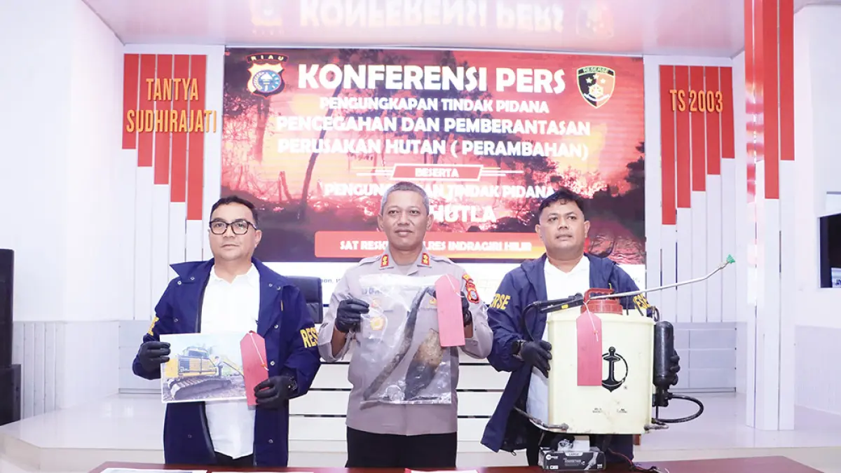 Kapolres Inhil AKBP Donny Eko Listianto bersama jajaran memperlihatkan barang bukti hasil pengungkapan kasus perambahan kawasan hutan dan pembakaran lahan dalam konferensi pers di Mapolres Inhil, Senin (10/8/2026). (*2/RIAU POS)