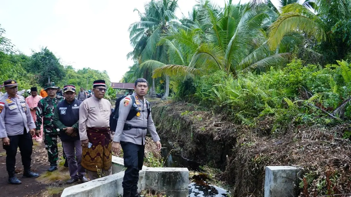 Kapolres memantau kanal desa&nbsp; untuk mengetahui tingkat kekeringan wilayah potensi karhutla. (Istimewa)