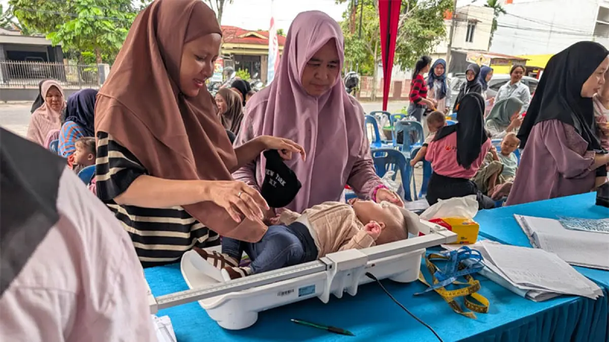Kegiatan posyandu untuk balita di Alfamart Garuda Sakti, baru-baru ini. (Istimewa)
