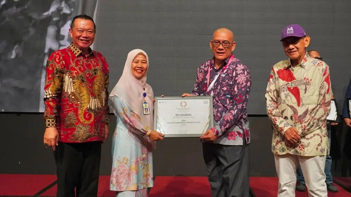 Kepala Cabang JNE Pekanbaru, Hui Mandra saat menerima penghargaan Industry Marketing Champion 2026 untuk sektor logistik dalam ajang Indonesia Marketing Festival (IMF) 2026 yang diselenggarakan oleh MarkPlus Inc di Pekanbaru. (Istimewa)