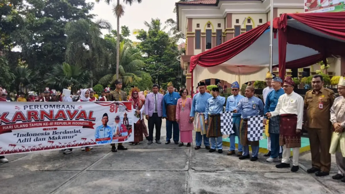 Kepala Kantor Wilayah Kemenag Provinsi Riau, Muliardi, saat membuka kegiatan karnaval di Kemenag Kota Pekanbaru. (Istimewa)