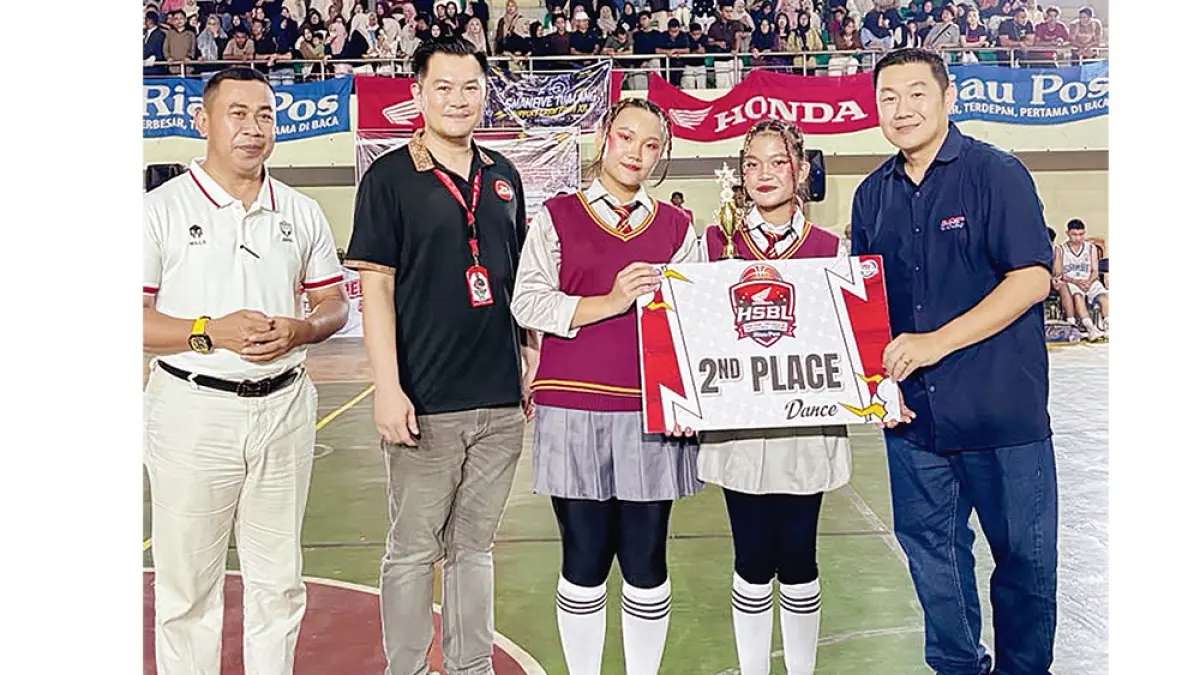 Ketua Perbasi Siak Sujarwo (kiri) didampingi Erick selaku Pimpinan Cabang Capella Honda Perawang (dua kiri) dan Haryanto Budhiman selaku Promotion Section Head PT Capella Dinamik Nusantara (kanan)  foto bersama juara 2 Dance dari SMAN 1 Tualang.