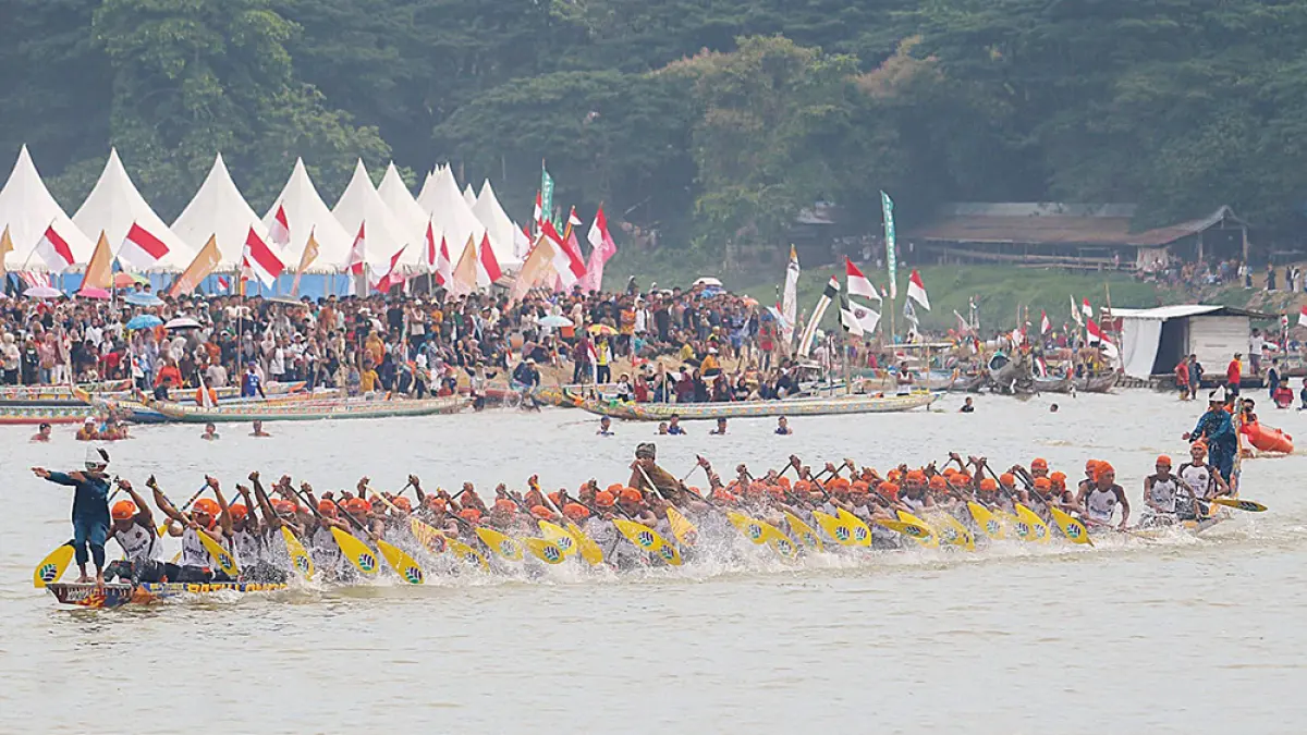 PACU JALUR: Iven pacu jalur tradisional yang dihelat tahun 2025 di Tepian Narosa, Telukkuantan. (dokumen riau pos)