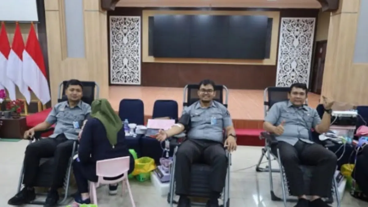 Pegawai Kanwil Kemenkum Riau melaksanakan donor darah pada rangkaian peringatan Hari Pengayoman ke-81, Selasa (11/8/2026). (Humas Kanwil Kemenkum Riau)