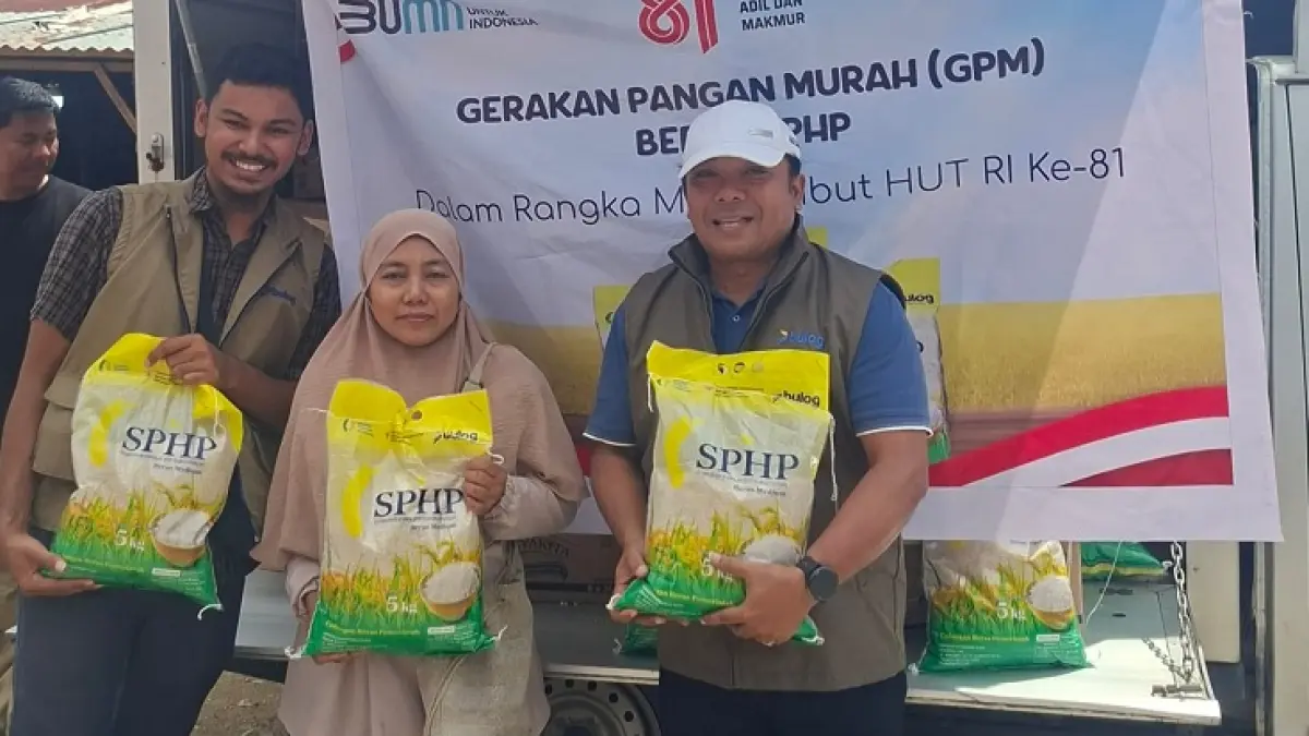 Pegawai Perum Bulog Kantor Cabang Rengat saat penjualan beras SPHP di Kota Rengat, Selasa (11/8/2026). (Bulog Rengat)