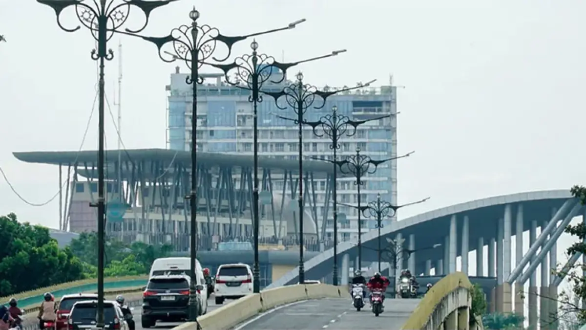 Pengendara melintas di atas Flyover Jalan Jenderal Sudirman dengan latar Gedung The Peak Hotel and Apartemen. (Ft MHD AKHWAN/RIAUPOS.CO)