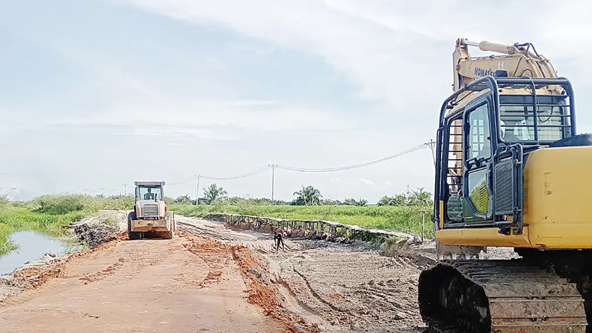 PERBAIKAN JALAN: Satu unit alat berat jenis ekskavator memperbaiki ruas Jalan Sontang-Duri, Kabupaten Rohul, baru-baru ini. Saat ini perbaikan tuntas dikerjakan dan ruas jalan sudah bisa dilalui oleh masyarakat. (PUPR Riau untuk riau pos)