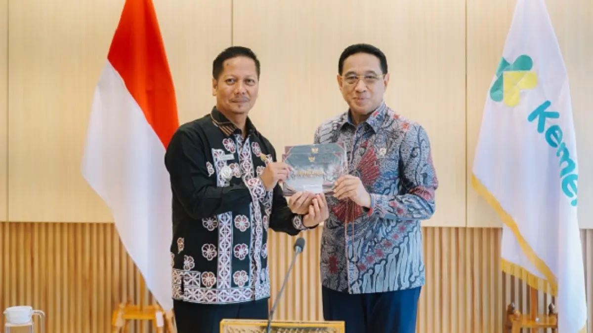 Plt Bupati Kuansing H Muklisin menyampaikan undangan helat event pacu jalur yang akan dilaksanakan 19-23 Agustus 2026 pada Wamen Kesehatan Benjamin Paulus Octavianus, Selasa (11/8/2026) di Jakarta. (Istimewa)