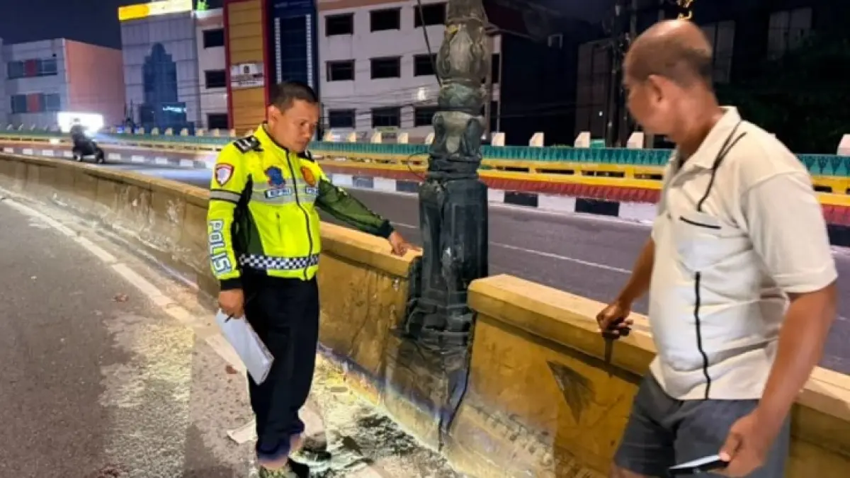 Polisi saat melakukan olah TKP di pangkal Flyover Imam Munandar, Kecamatan Bukit Raya, Selasa (11/8/2026) dini hari. (Satlantas Polresta Pekanbaru)