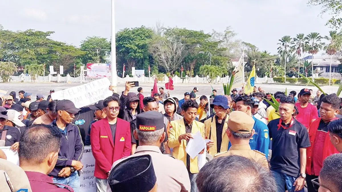 Ratusan mahasiswa dan petani yang tergabung dalam Aliansi Mahasiswa Bersama Rakyat menggelar aksi mendesak pemerintah memperjuangkan harga kelapa di Kantor Bupati Indragiri Hilir, Senin (10/8/2026).(*2/RIAU POS)

