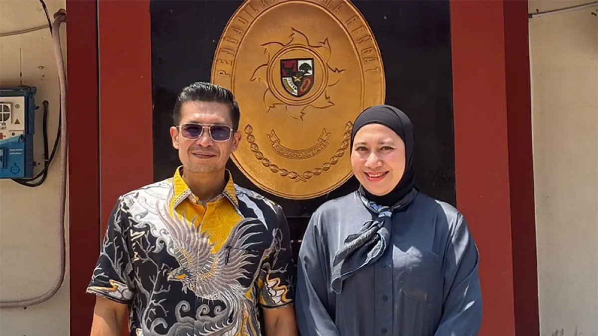 Rezita Meylani bersama kuasa hukumnya, Muhammad Alfy Pratama SH saat di Pengadilan Agama Rengat, Selasa (11/8/2026). (Foto Raja Kasmedi)