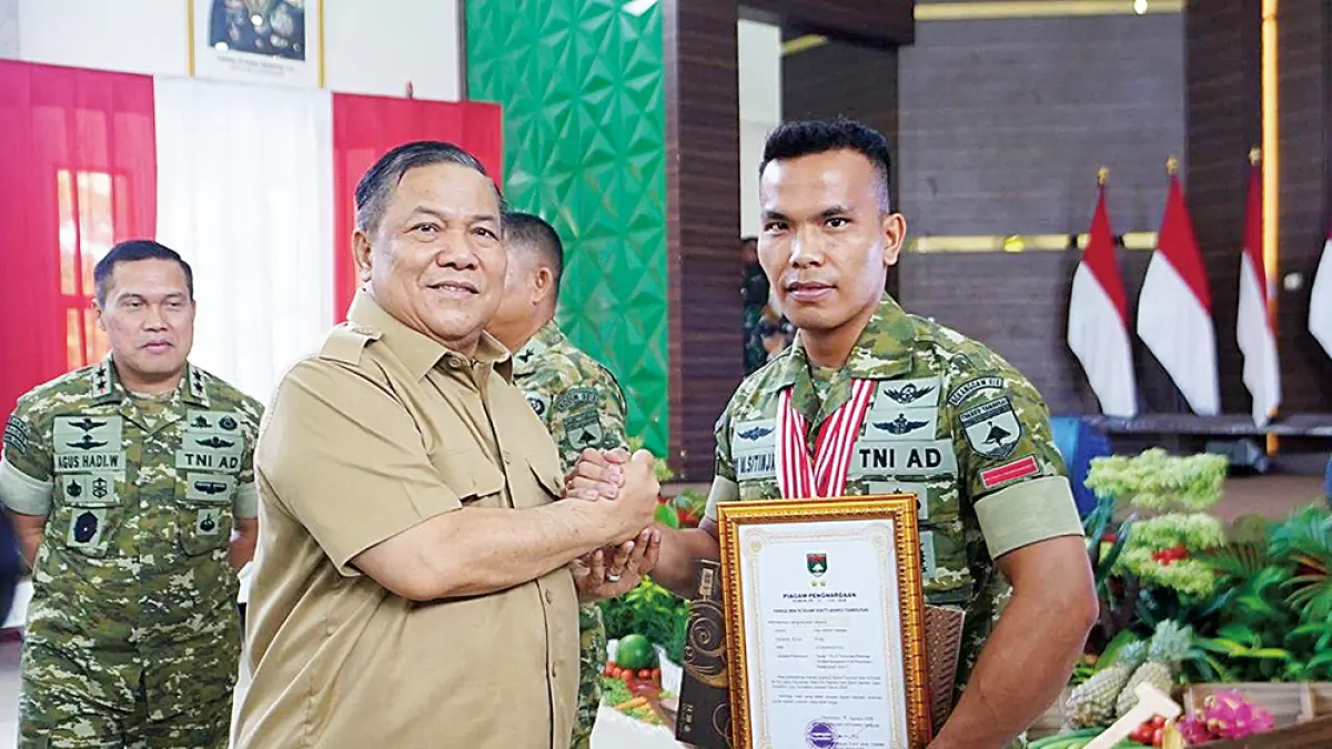 SALAM KOMANDO: Plt Gubri SF Hariyanto salam komando bersama Panglima Komando Daerah Militer (Pangdam) XIX/Tuanku Tambusai Mayjen TNI Agus Hadi Waluyo, Senin (10/8/2026). (Diskominfo Riau untuk riau pos)