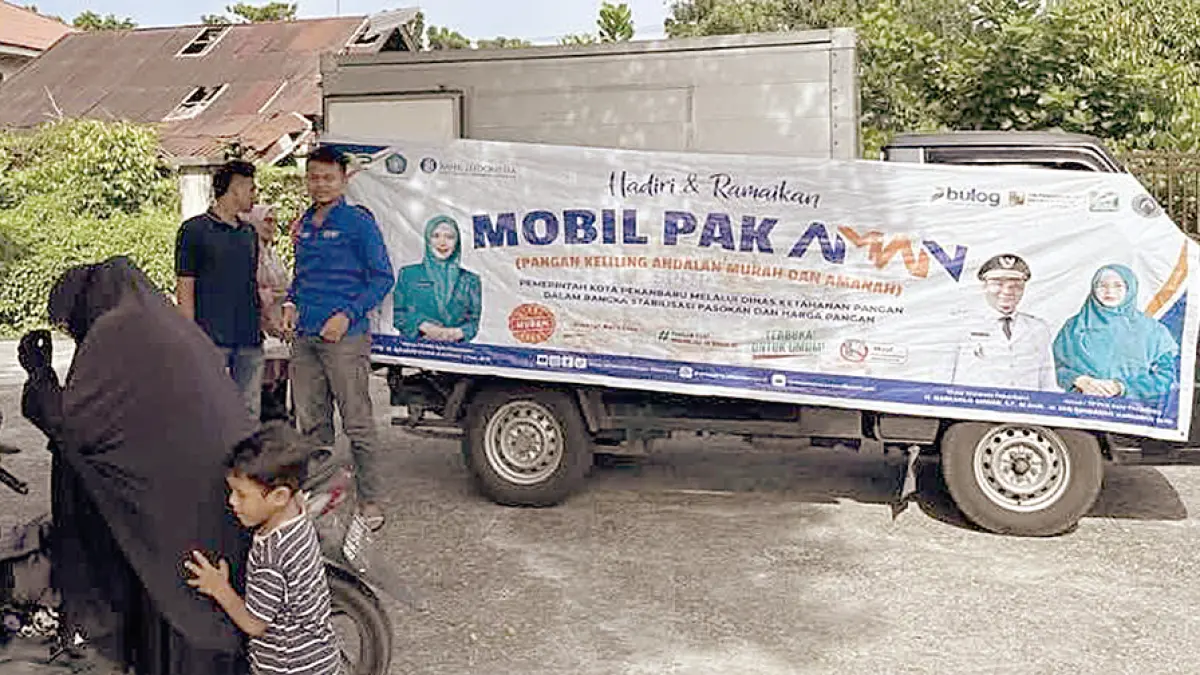 SEDIAKAN PANGAN: Mobil Pak Aman melayani keperluan pangan masyarakat di Kantor Lurah Sialang Rampai, Kecamatan Kulim, Senin (10/8/2026). (dkp pekanbaru untuk riau pos)