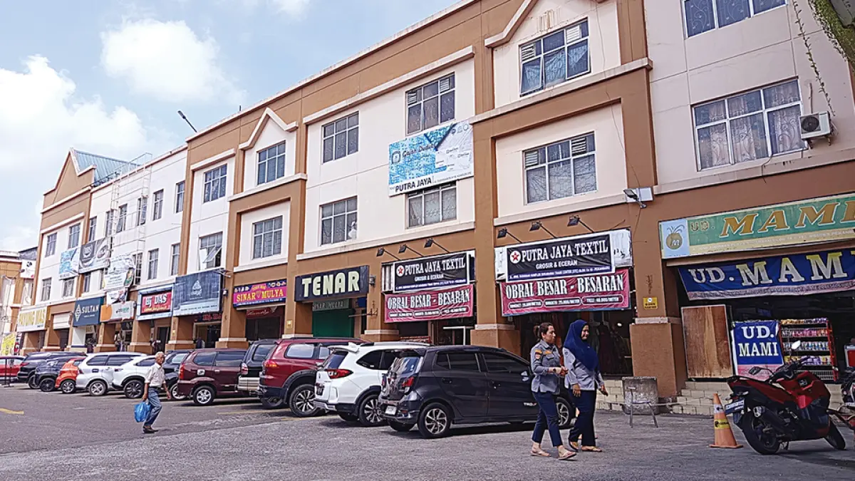 STC: Warga mengunjungi pusat perbelanjaan Sukaramai Trade Center (STC) di Jalan Jenderal Sudirman, Pekanbaru, Senin (10/8/2026). STC menjadi salah aset yang dimiliki Pemko Pekanbaru. (MHD AKHWAN/RIAU POS)