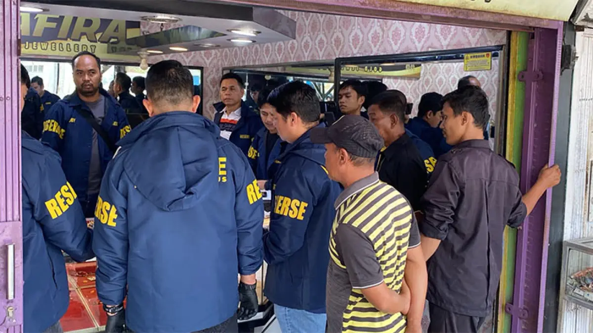 Tim Ditreskrimsus Polda Riau saat melakukan penggeledahan di toko emas Jalan Pasir Putih, Kecamatan Siak Hulu, Kabupaten Kampar, Selasa (11/8/2026). (Polda Riau Untuk Riaupos.co)