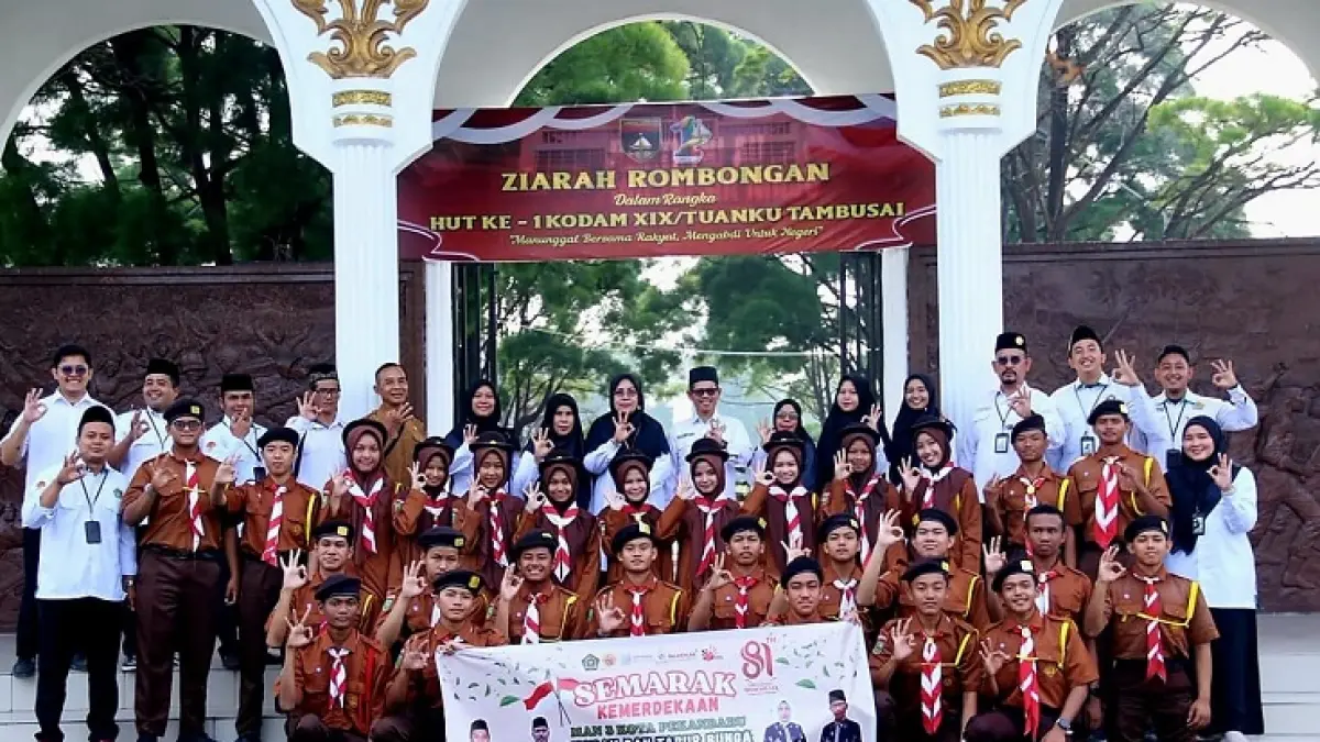 Untuk mengenang jasa para pahlawan, Keluarga Besar MAN 3 Pekanbaru melakukan tabur bunga di TMP Kusuma Dharma, Senin (10/8/2026). (Istimewa)