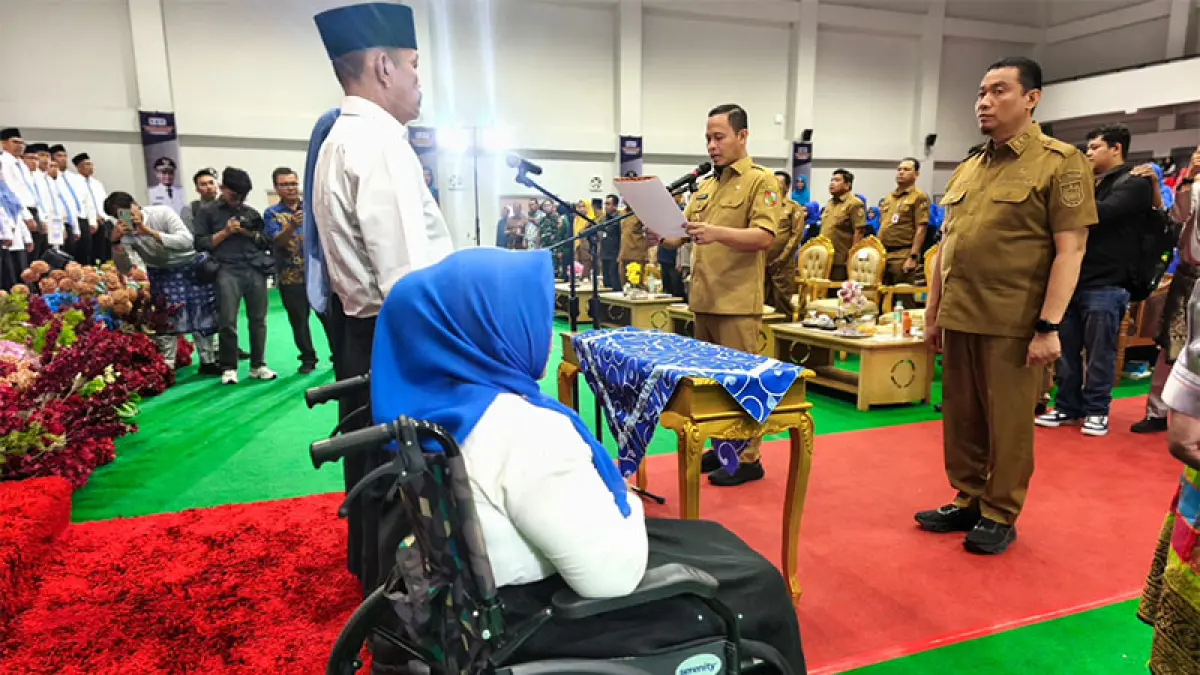 Wako Pekanbaru Agung Nugroho didampingi Wawako Markarius Anwar melantik serentak RT/RW Kecamatan Binawidya, Selasa (11/8/2026). (M ALI NURMAN)